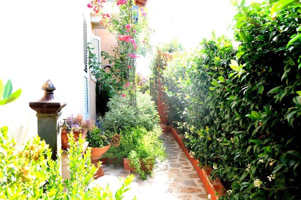 Taverna Derosas Apartment Golfo Aranci Exterior photo